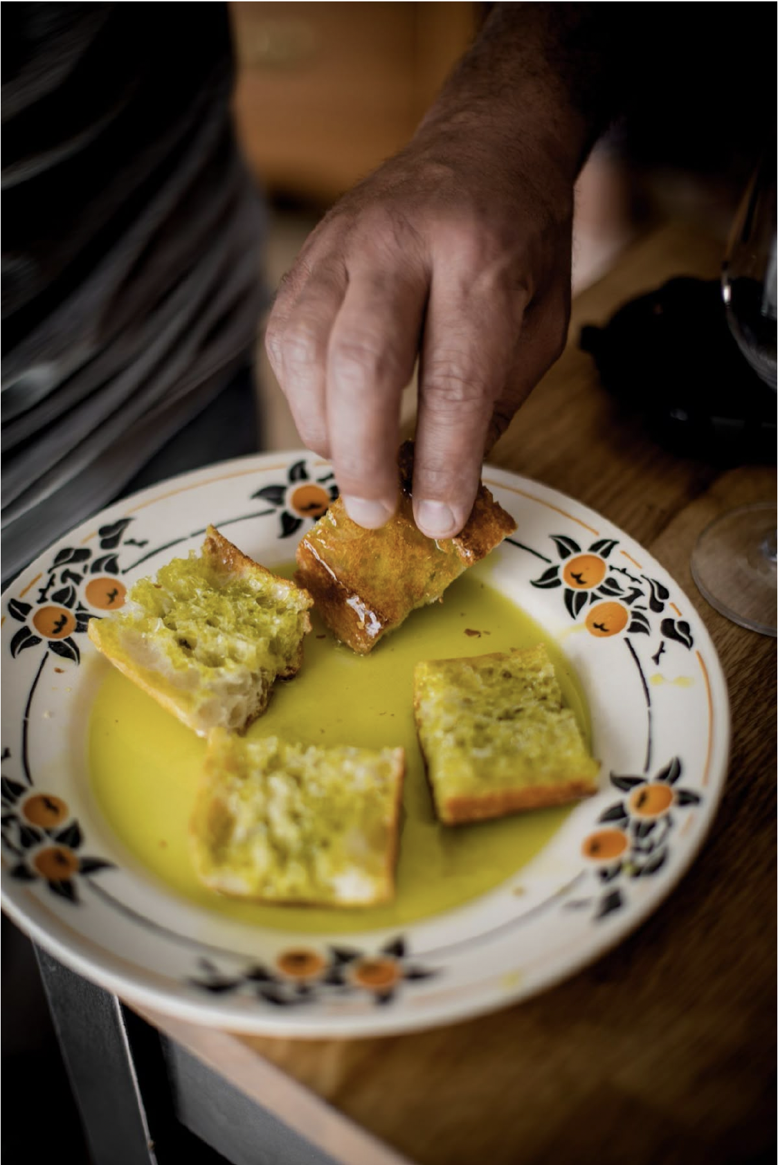 Pain grillé et huile d'olive, servi chez Fino